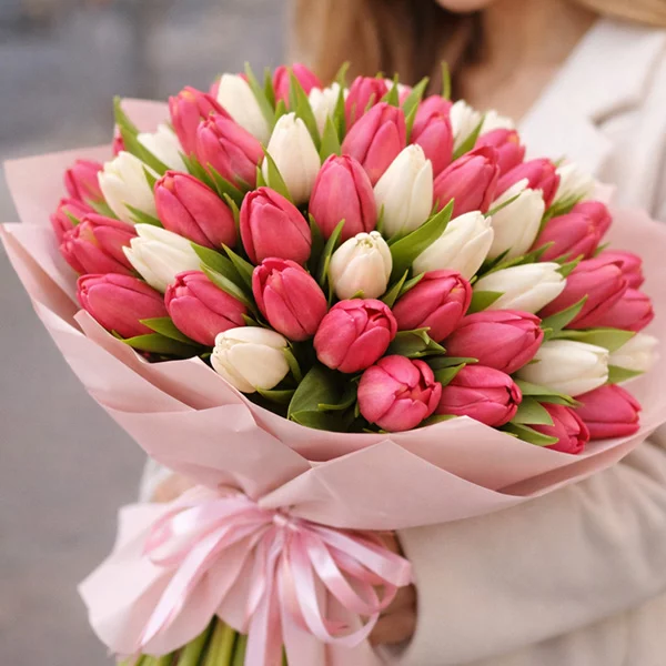 Для моей принцессы - букет из белых и розовых тюльпанов